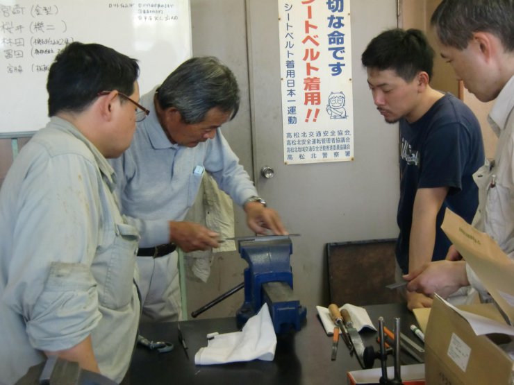 仕上げ作業の実技指導