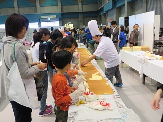 ロールケーキづくり仕事体験