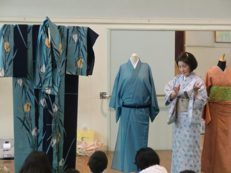 日本の伝統衣装着物について学びます