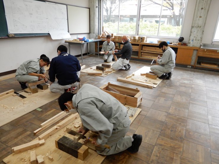 香川県立坂出工業高校で【型枠大工】【建築大工】の技能実習を実施しました。の画像