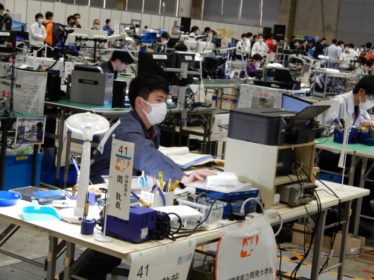 電子機器組立て競技風景②