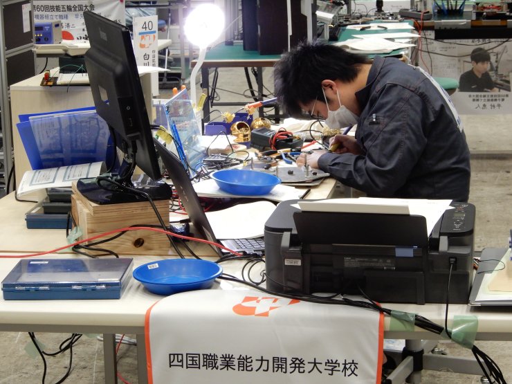 電子機器組立て競技風景①
