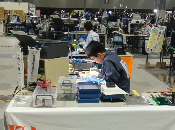電子機器組立て競技風景