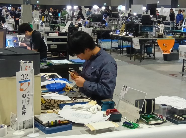 電子機器組立て競技風景